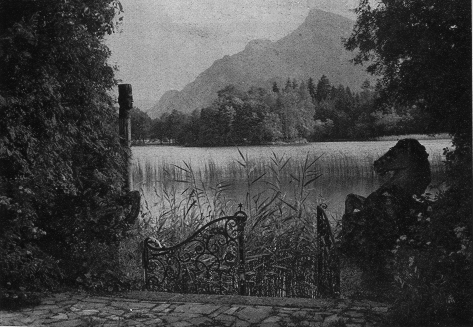 Blick vom Rosenparterre ueber den See zum Untersberg (Schloss Leopoldskron)