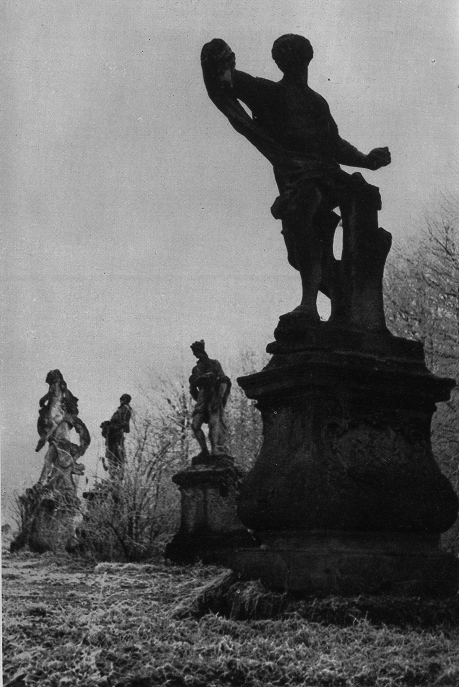 Barock-Statuen im Park von Leopoldskron, vor der Aufstellung im Gartentheater